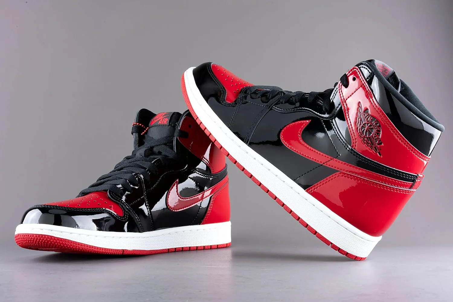 Nike Men's Air Jordan 1 Retro High Orignal Sneakers